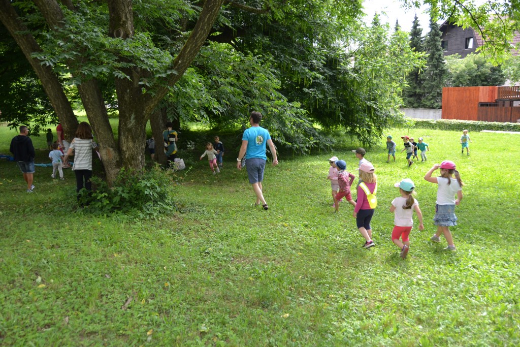 Children at Slovenian Forestry Insititute (photo by Larisa Daugul, RTVSLO)